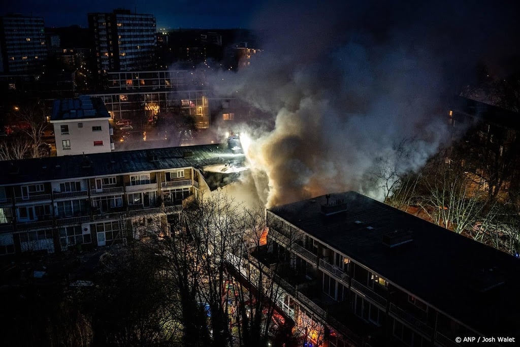 Reddingsteam met hondengeleiders naar rampplek Den Haag
