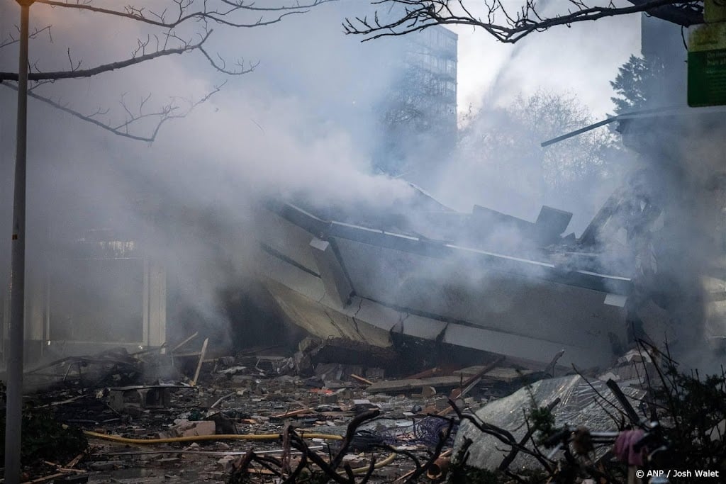 Ravage rond ingestorte portiekflat in Den Haag