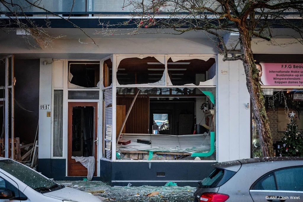 Winkels bij portiekflat Den Haag zwaar beschadigd door explosie