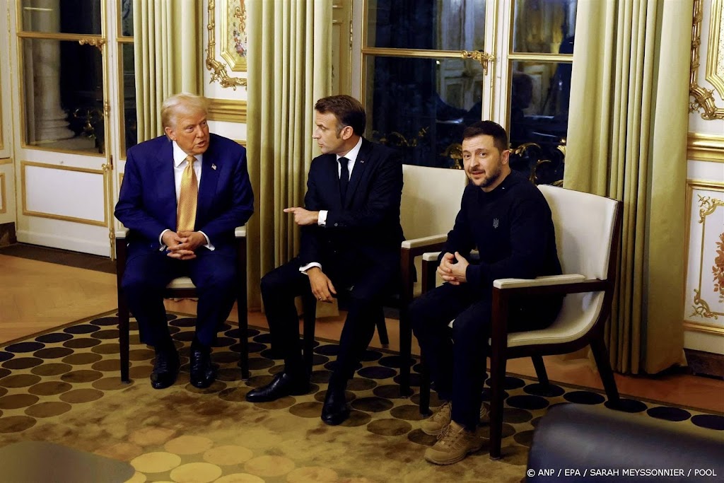 Macron, Trump en Zelensky spreken elkaar gezamenlijk in Parijs
