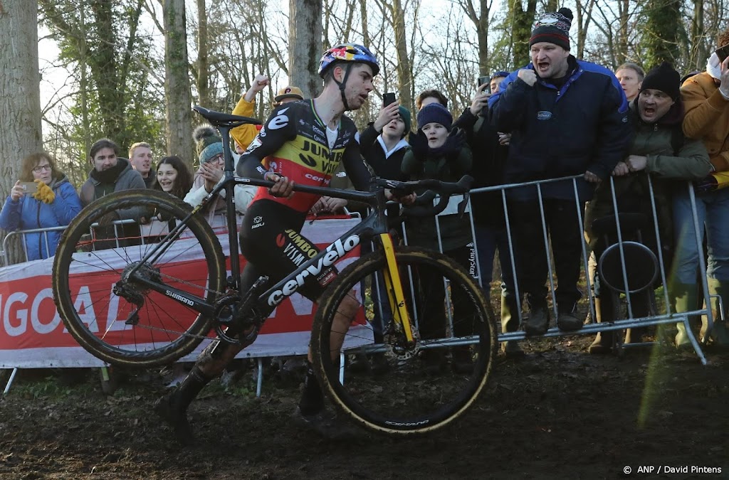 Van Aert ook in veldrit Zonhoven te sterk voor Van der Poel 