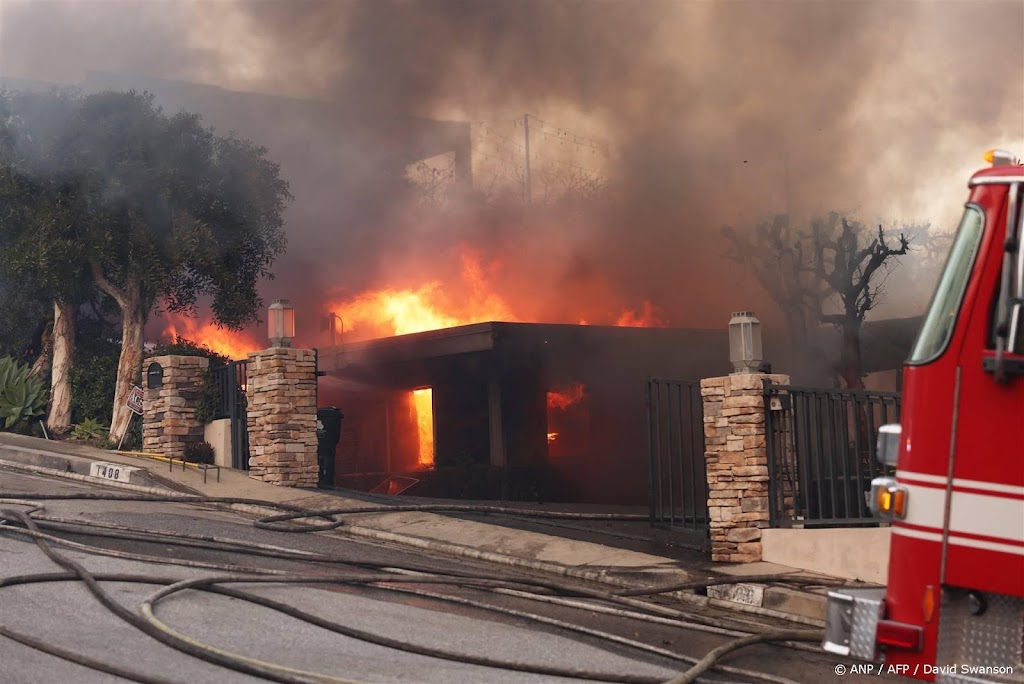 Bosbrand Los Angeles raast door wijk, duizenden evacuaties