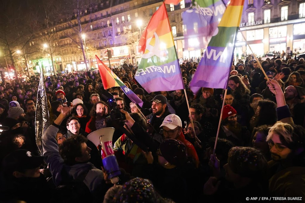 Franse regering hekelt 'beschamende' straatfeesten na dood Le Pen