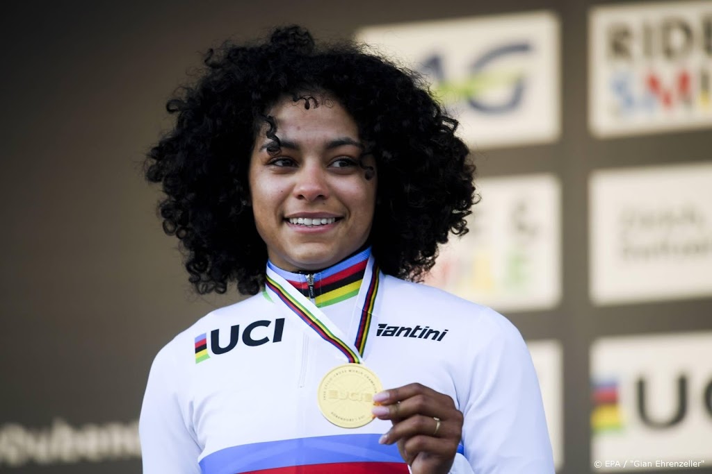 Veldrijdster Alvarado wint in Lille in regenboogtrui 