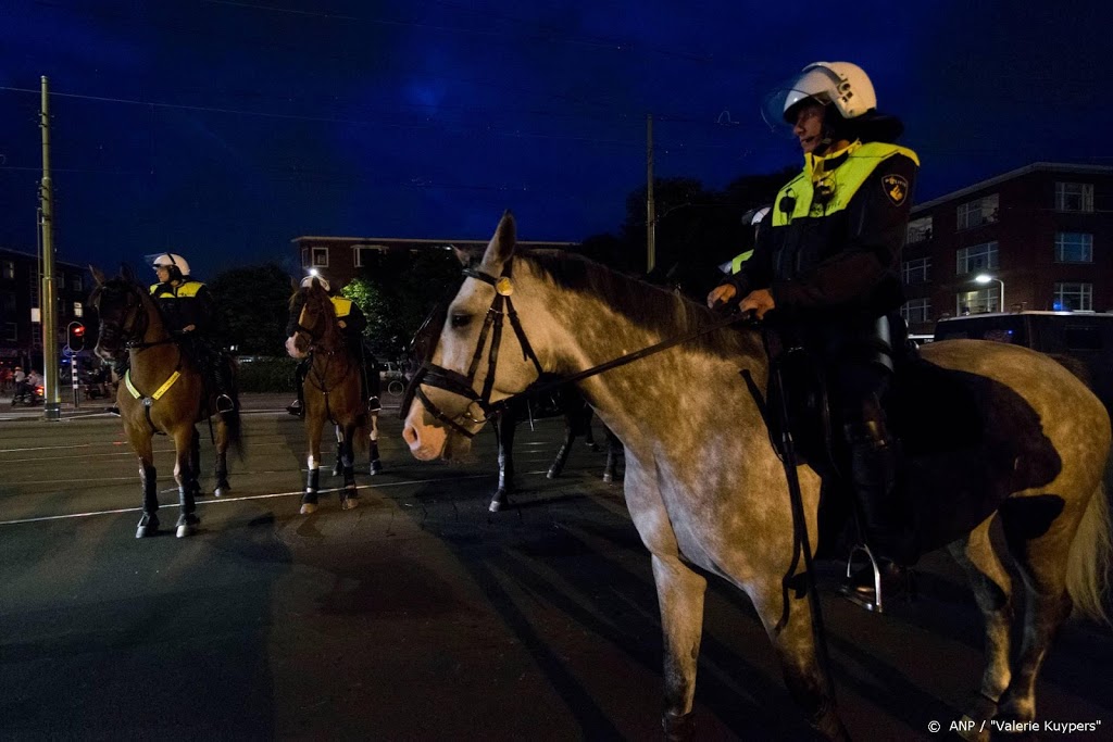 Fietser in zijn gezicht getrapt door politiepaard