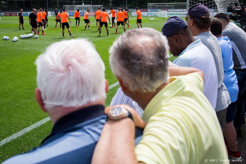 Supporters PSV onthalen spelers voor aanvang duel met Willem II