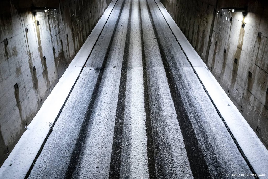 Rijkswaterstaat: deel A7 dicht om sneeuwduinen 