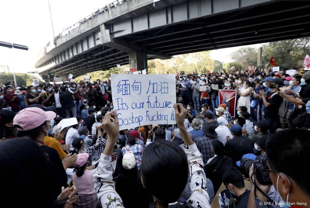 Staat van beleg in grote steden Myanmar na massaprotesten