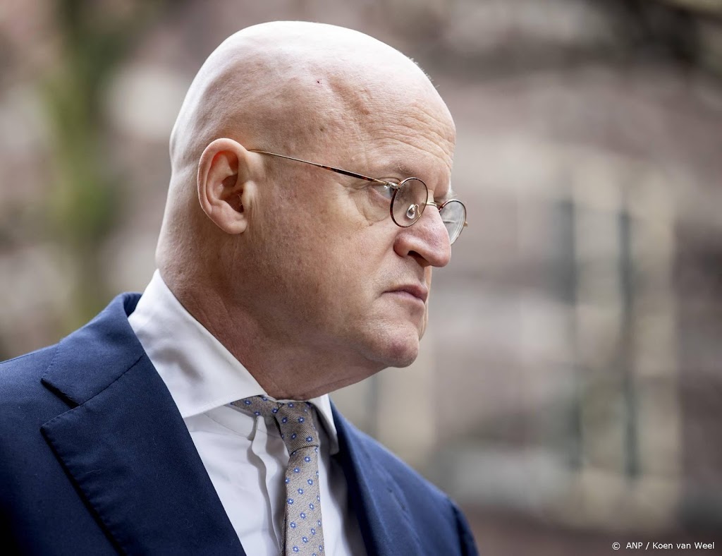 Kabinet bekijkt avondklok over twee weken afzonderlijk