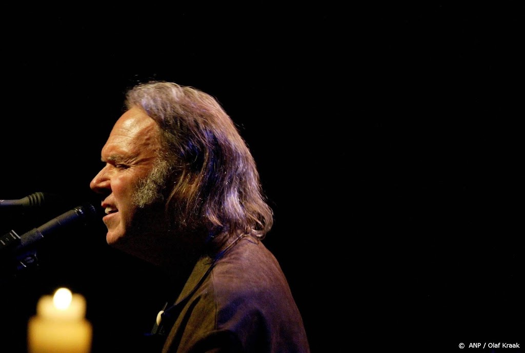 Neil Young roept Spotify-werknemers op ontslag te nemen