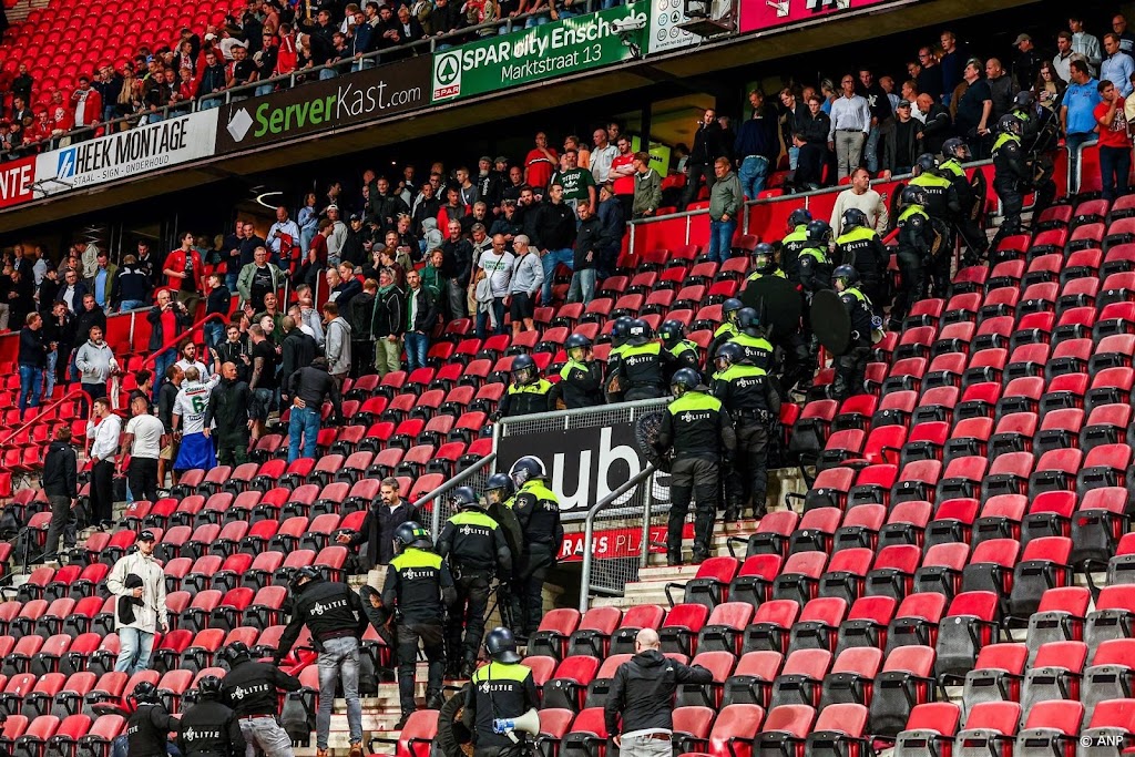 Landelijk stadionverbod voor 44 fans na rellen FC Twente-Hammarby