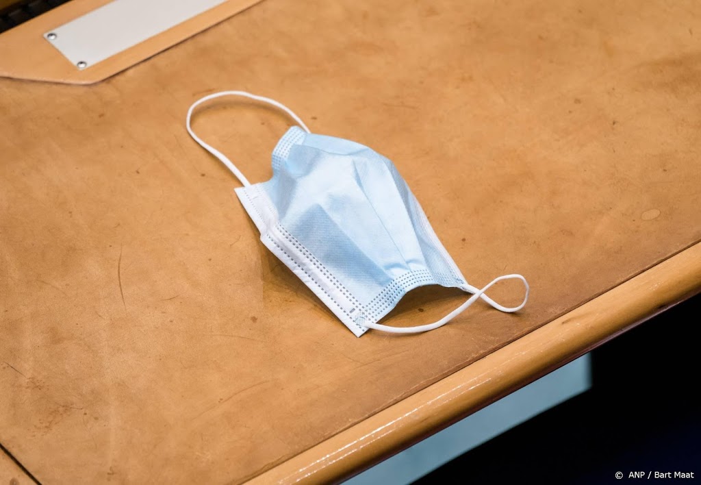 Gevaccineerden VS mogen zonder mondkapje bij elkaar