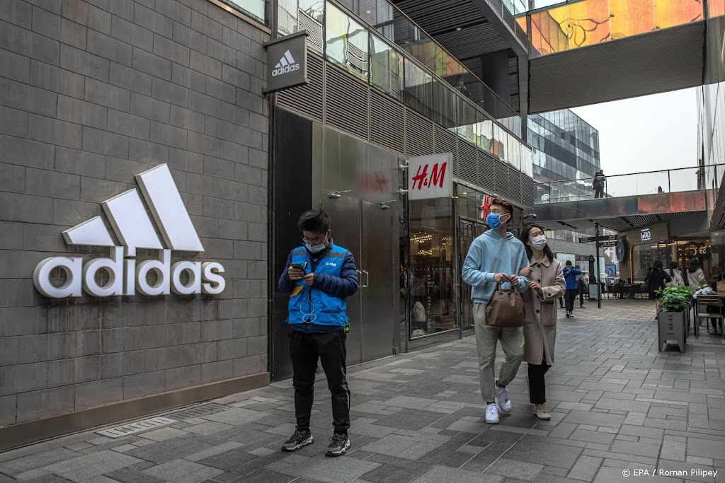 Adidas volgt Puma en Nike en sluit ook winkels in Rusland