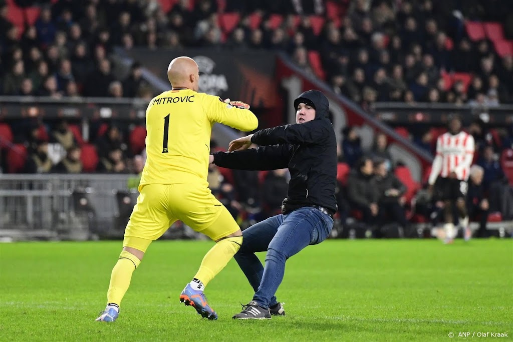 PSV-supporter die keeper Sevilla aanviel voor politierechter