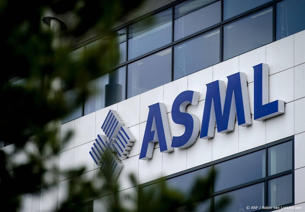 ASML doet zuiniger aan en neemt minder nieuw personeel aan