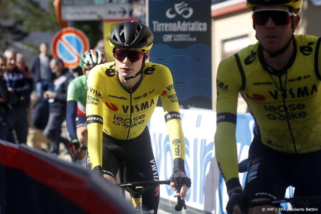 Deen Vingegaard slaat toe in vijfde etappe Tirreno en pakt leiding