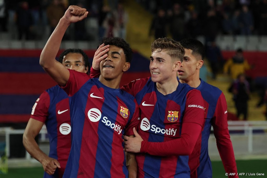 Yamal (16) schiet Barcelona met fraaie goal langs Real Mallorca