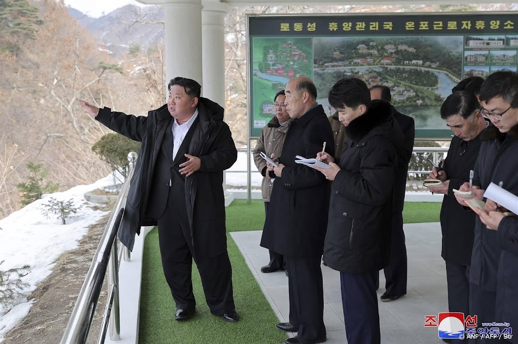 Noord-Koreaanse leider Kim inspecteert bouw 'kernonderzeeër'