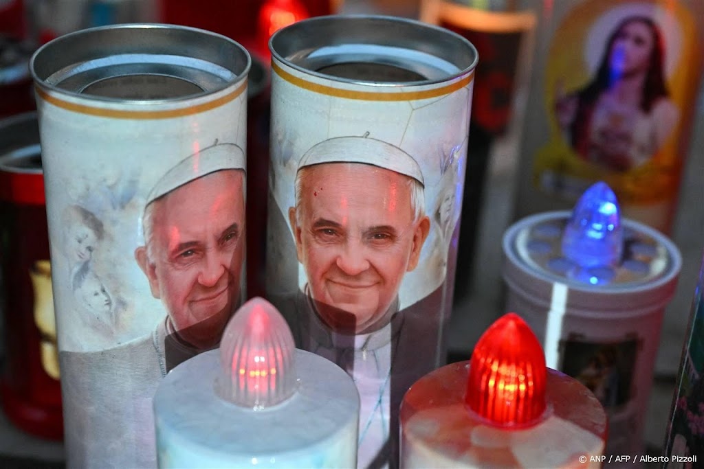 Vaticaan: paus had rustige nacht in ziekenhuis