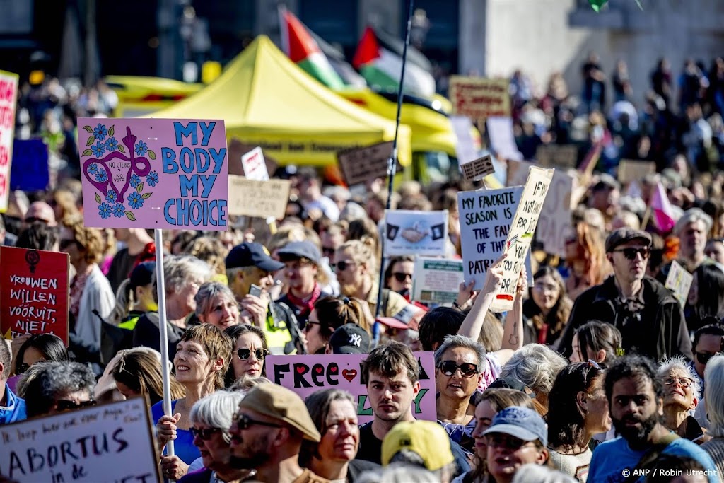 Duizenden mensen in Amsterdam voor Internationale Vrouwendag