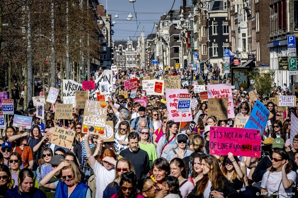 Duizenden deelnemers Feminist March komen aan op Museumplein