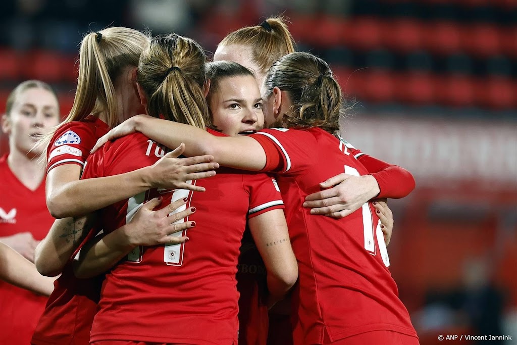Voetbalsters FC Twente koploper na ruime zege bij Feyenoord