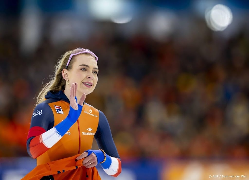 Beune klimt naar derde plaats na zege op 1500 m op WK allround 