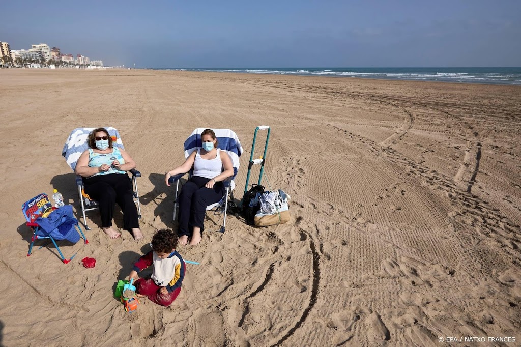 Spanje: toch geen mondkapjesplicht bij zonnebaden op stranden