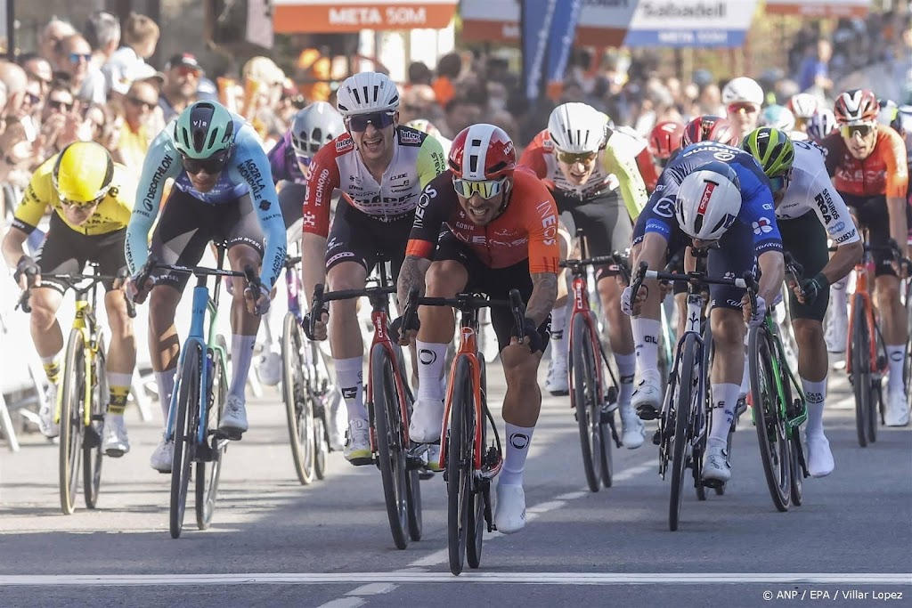 Ewan sprint in Baskenland naar tweede ritzege voor Ineos