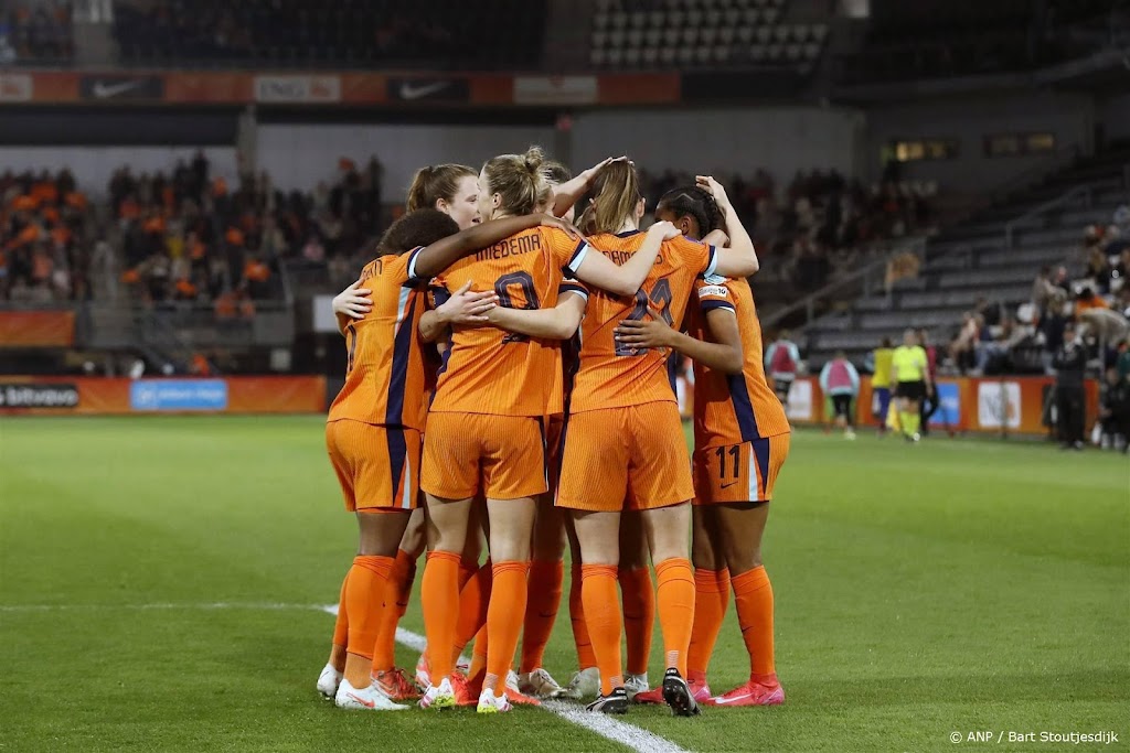 Voetbalsters winnen in Oostenrijk, blessures Miedema en Kaptein