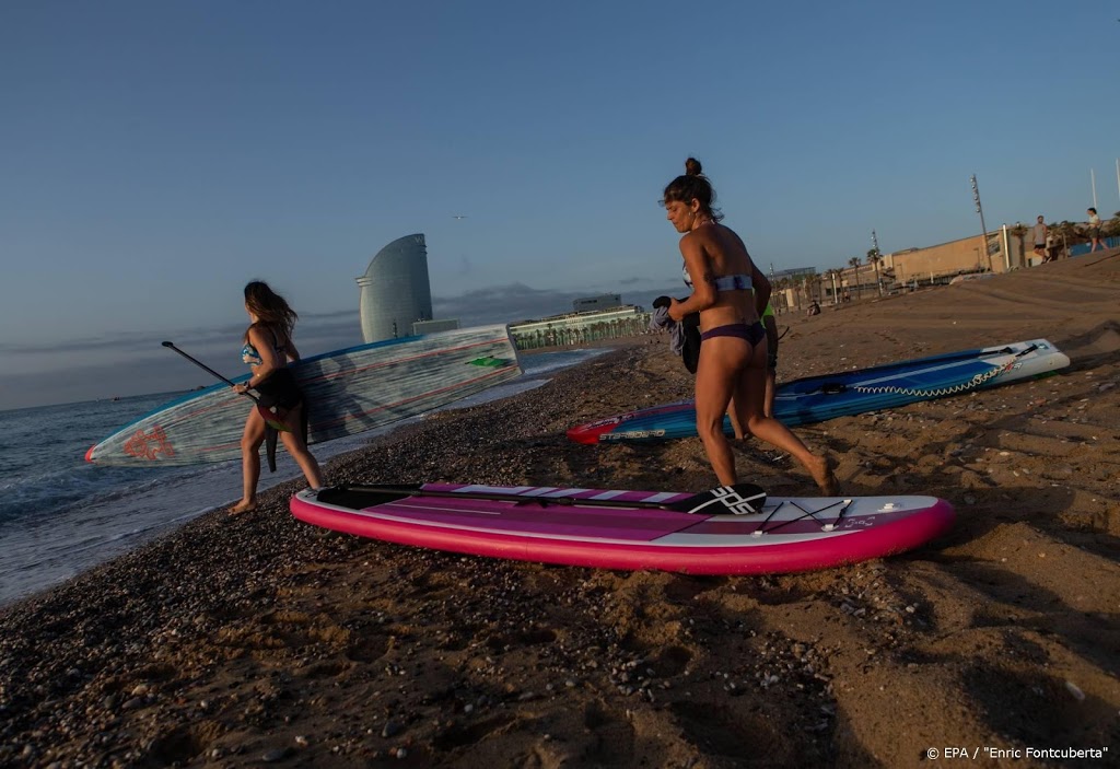 Strand Barcelona weer open in afwachting van nieuwe maatregelen