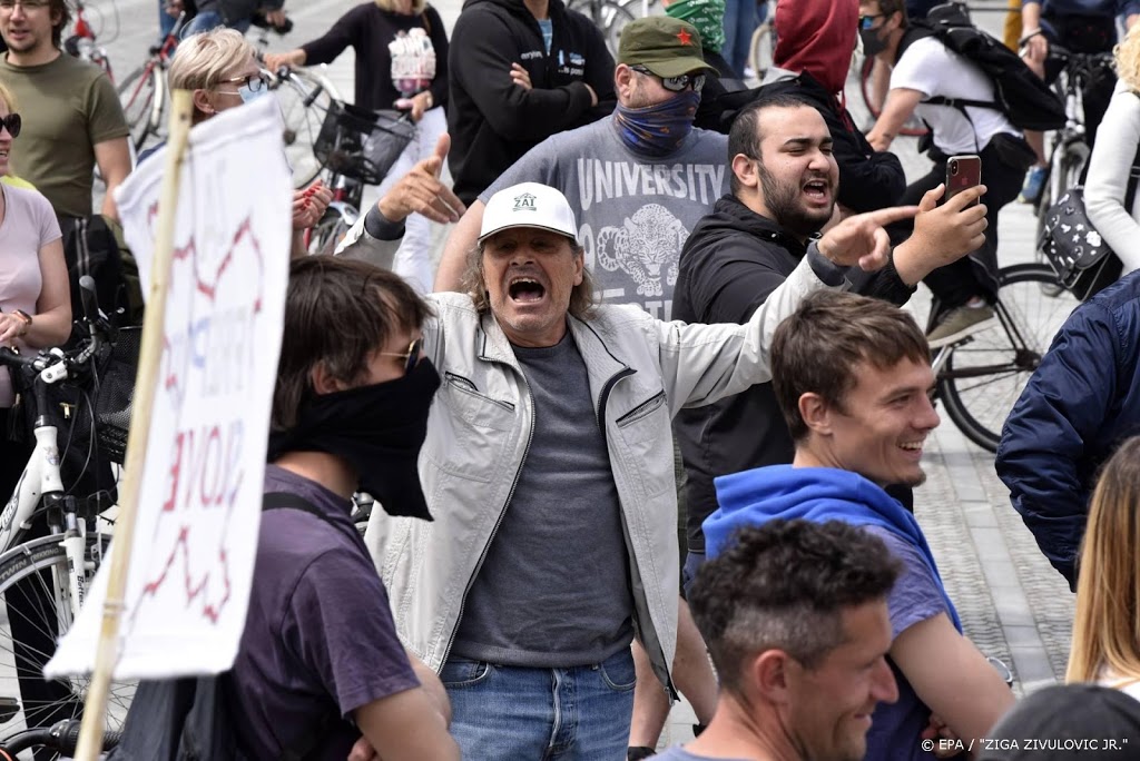 Duizenden Slovenen demonstreren tegen regering