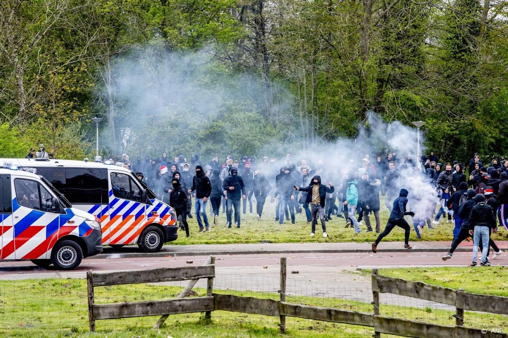 Aanhoudingen bij rellen rond training Feyenoord