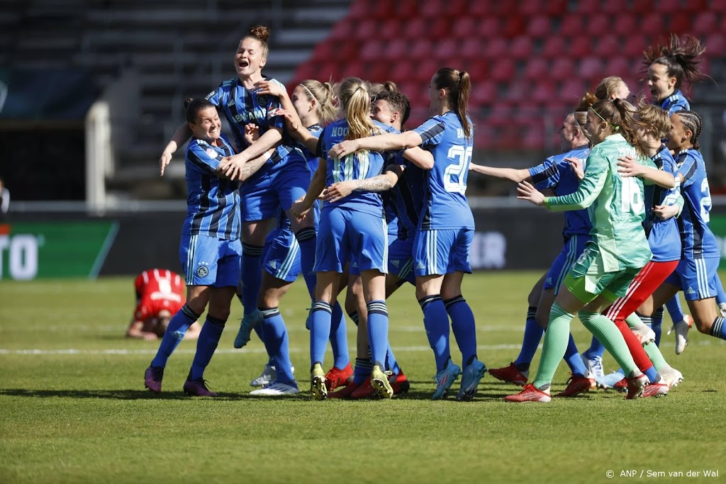 Voetbalsters Ajax blijven met royale zege in spoor FC Twente