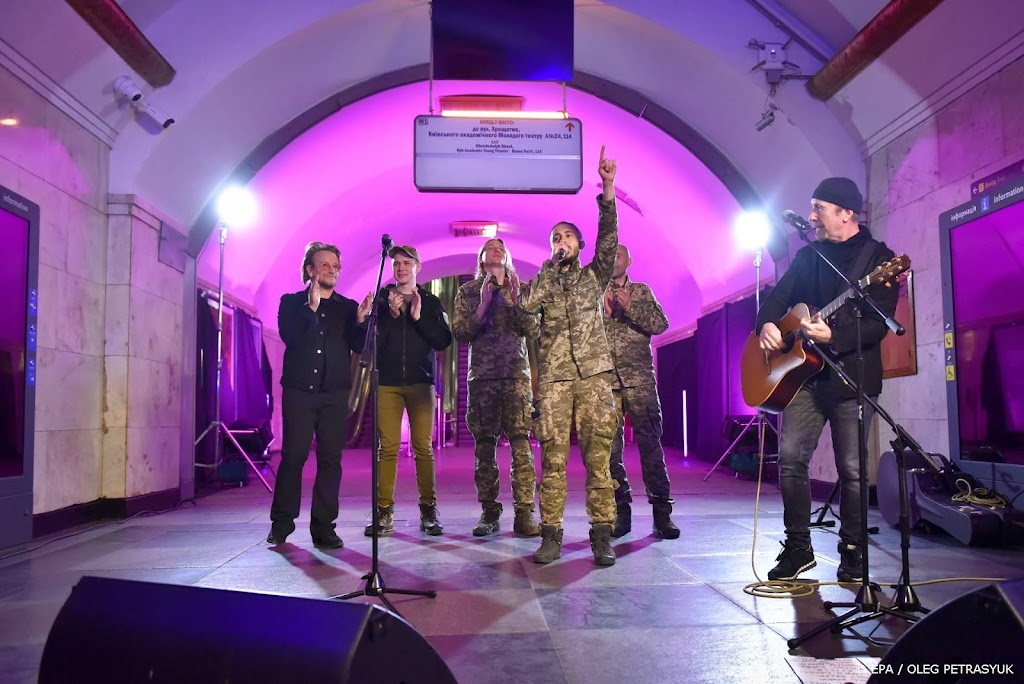 Bono geeft verrassingsoptreden voor vrijheid in metrostation Kiev