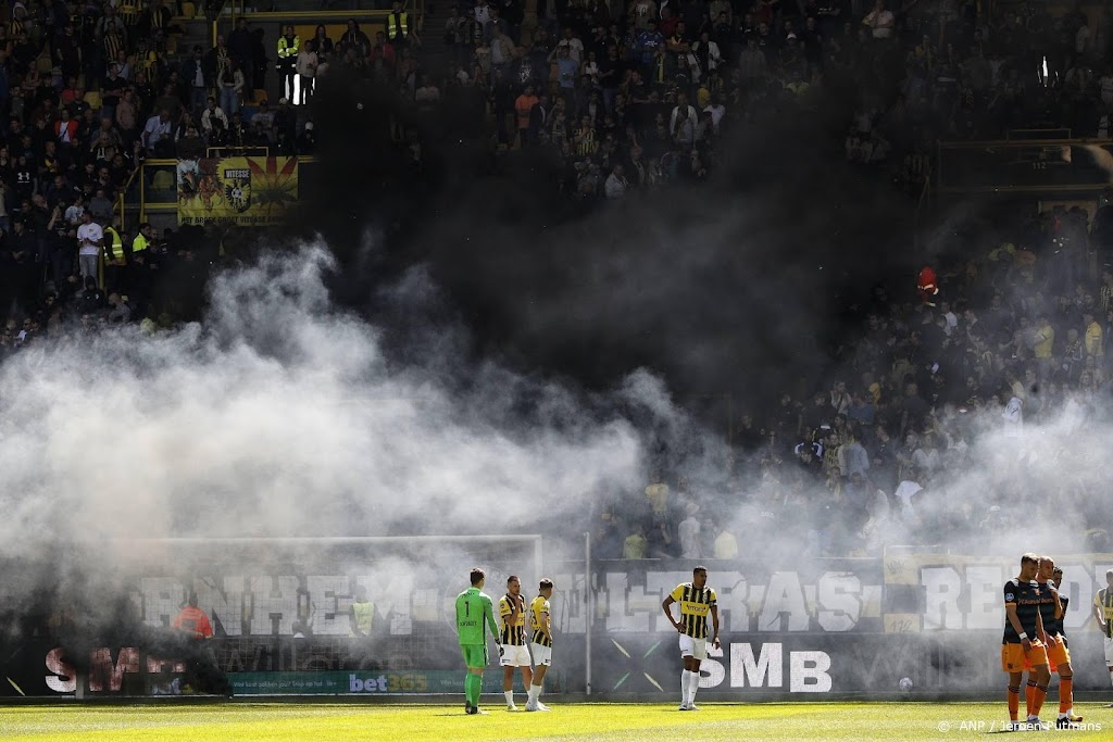 Eredivisieduel Vitesse - Heerenveen even stilgelegd om rookbommen