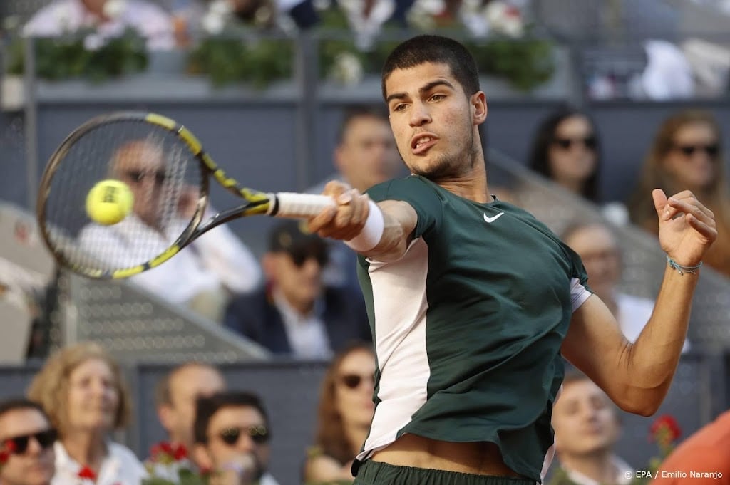 Tennisser Alcaraz laat Zverev kansloos en pakt titel in Madrid