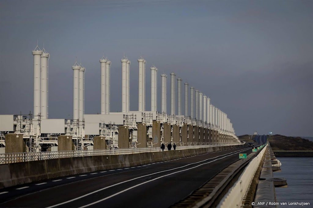 Rijkswaterstaat begint met renovatie schuiven Oosterscheldekering