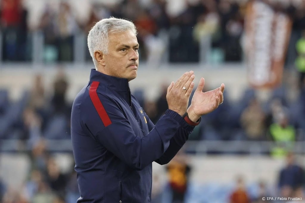Mourinho in beeld als coach Paris Saint-Germain