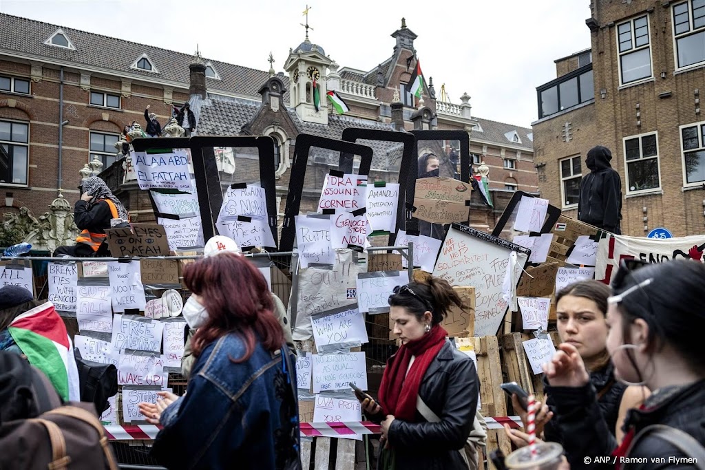 Actievoerders verhogen barricade bij bezetting UvA-terrein