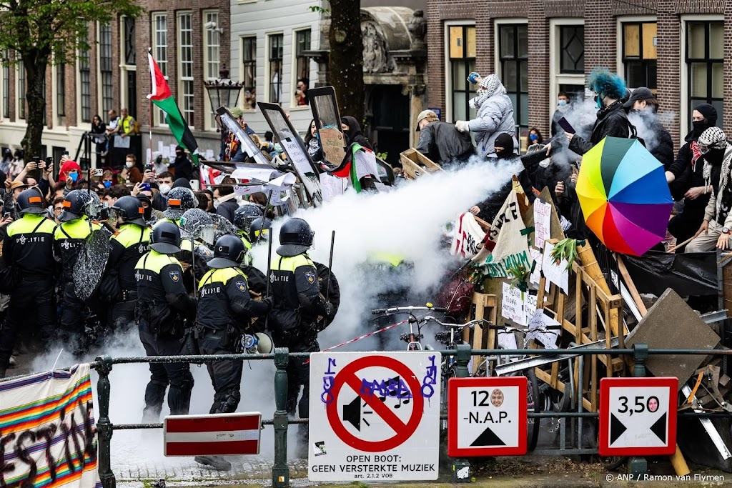 Bezetters UvA gooien spullen naar politie, politie slaat