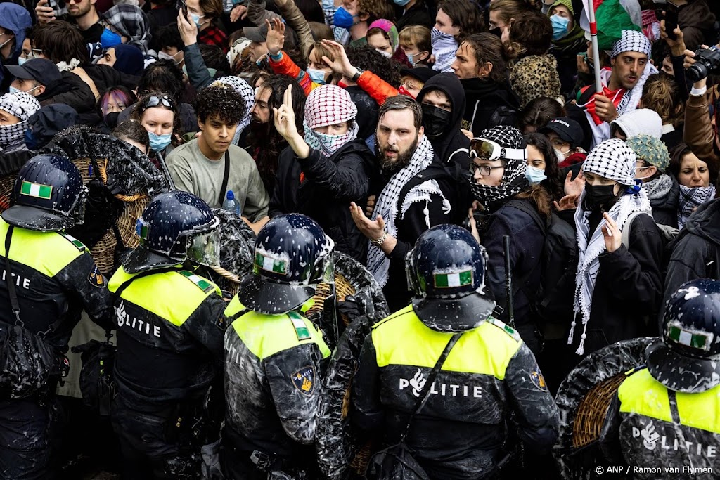 Politie gaat met geweld over tot opheffen blokkade UvA-terrein