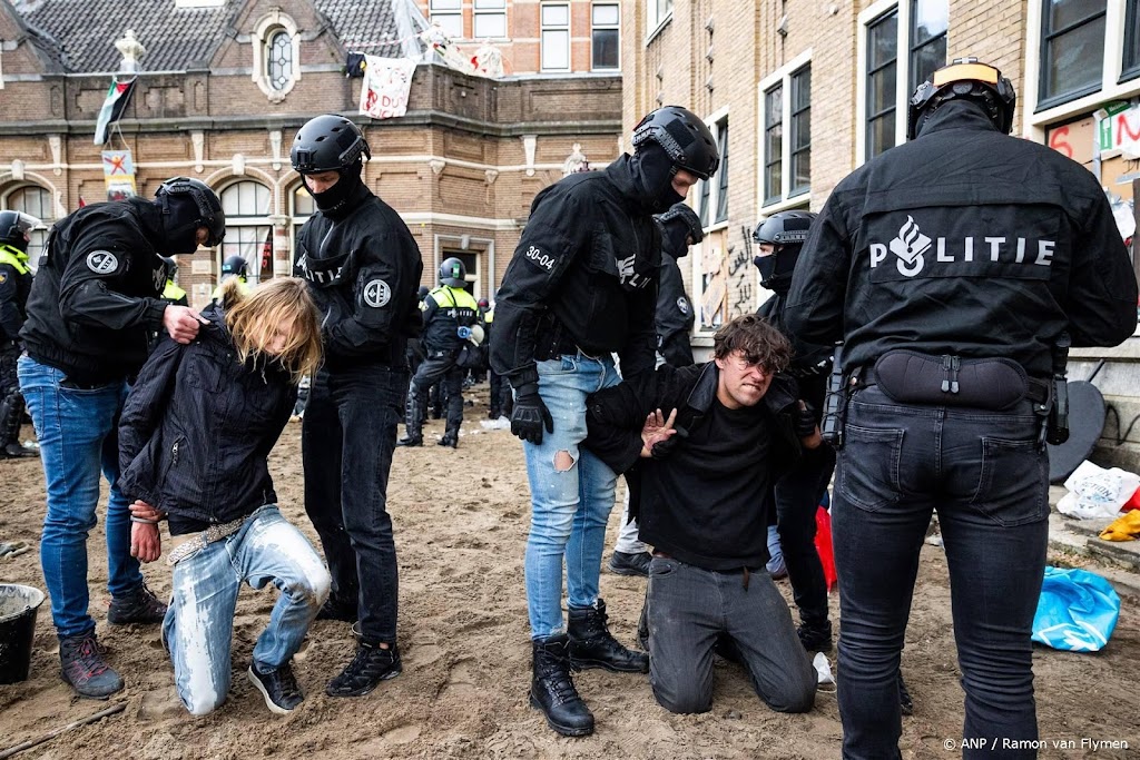 Demonstranten UvA-bezetting worden aangehouden en afgevoerd