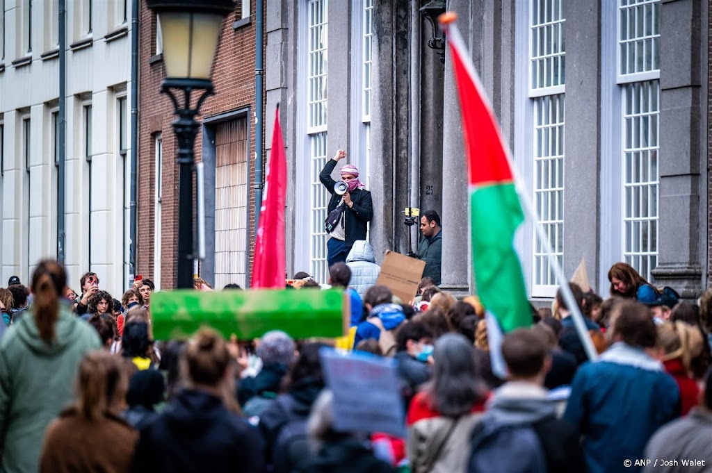 Bezetters UU brengen boodschappen binnen, politie grijpt niet in