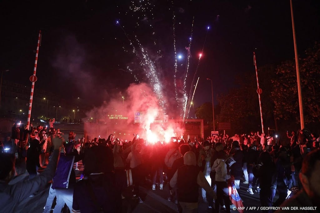 Auto rijdt in op voetbalfans na Champions League-duel in Parijs