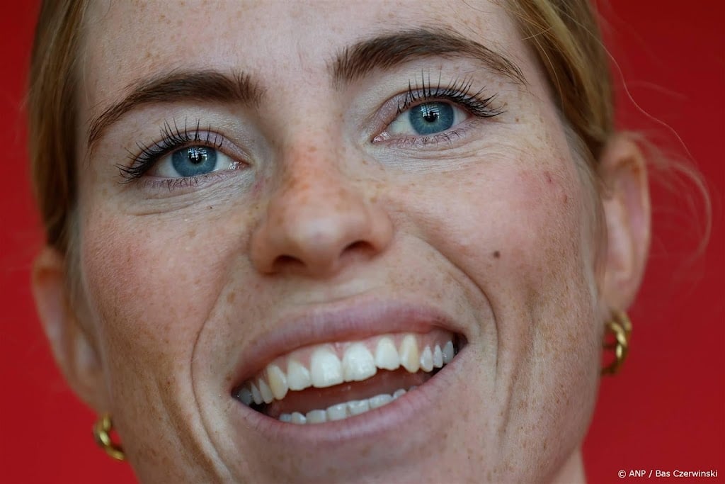 Vollering wint bergrit en pakt leiderstrui in Ronde van Spanje  