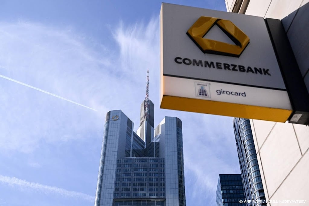 Commerzbank verhoogt winstverwachting en schrapt meer banen