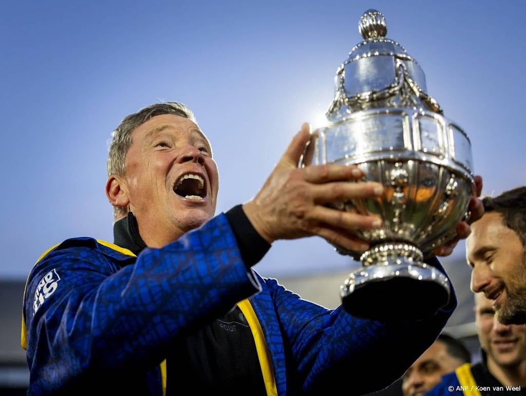 AZ twee jaar langer door met trainer Echteld