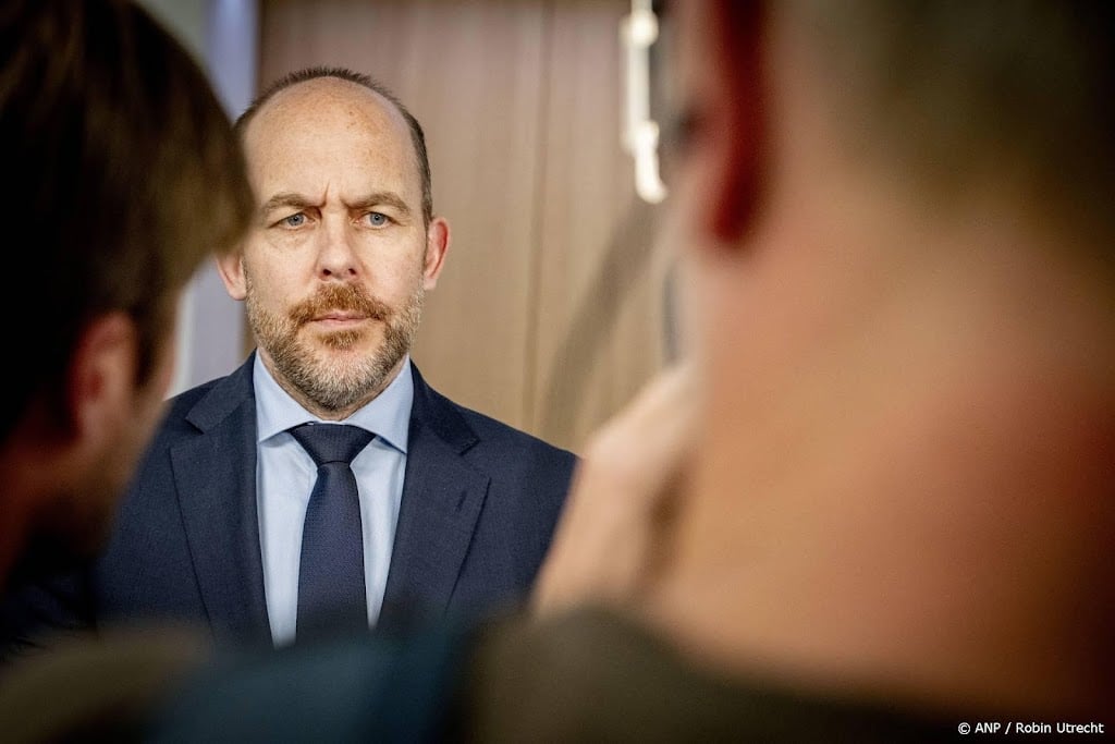 Van den Brink werkt nog aan wet strafbaarstelling illegaliteit
