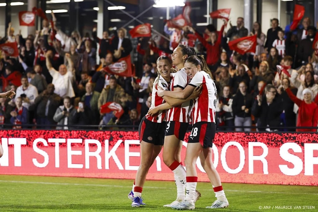 Voetbalsters PSV voor het eerst landskampioen na thuiszege op ADO